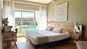 Supérieure Piscine | 1 quarto, frigobar, cofres nos quartos, cortinas blackout