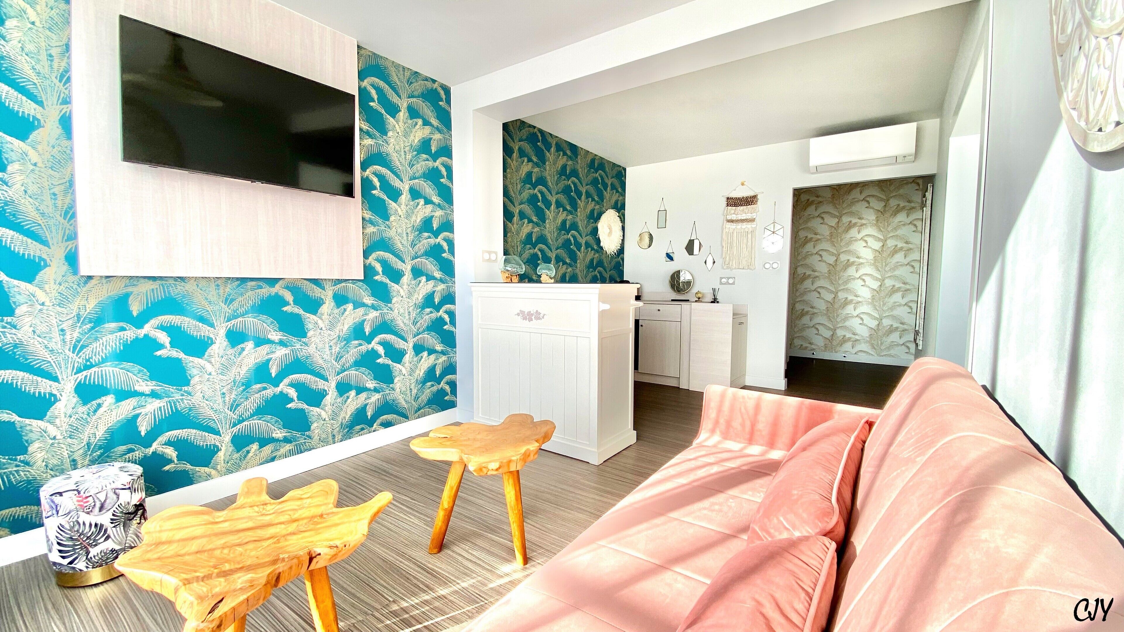 suite | living area | flat-screen tv