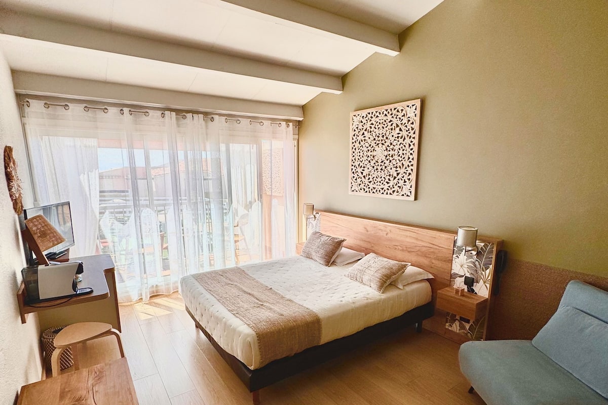 Supérieure Piscine | 1 habitación, minibar y caja de seguridad en la habitación