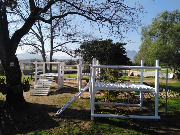 Children's play area - outdoor - Wild Clover Cottages (Stellenbosch)