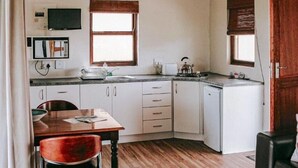 Wild Clover | Private kitchen | Fridge, microwave, stovetop, electric kettle - Wild Clover Cottages (Stellenbosch)