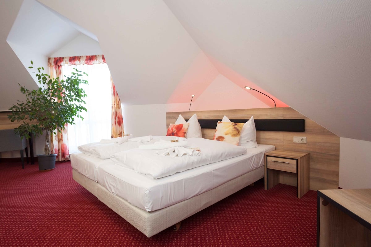 Habitación familiar | Escritorio, cortinas blackout, wifi gratis y ropa de cama