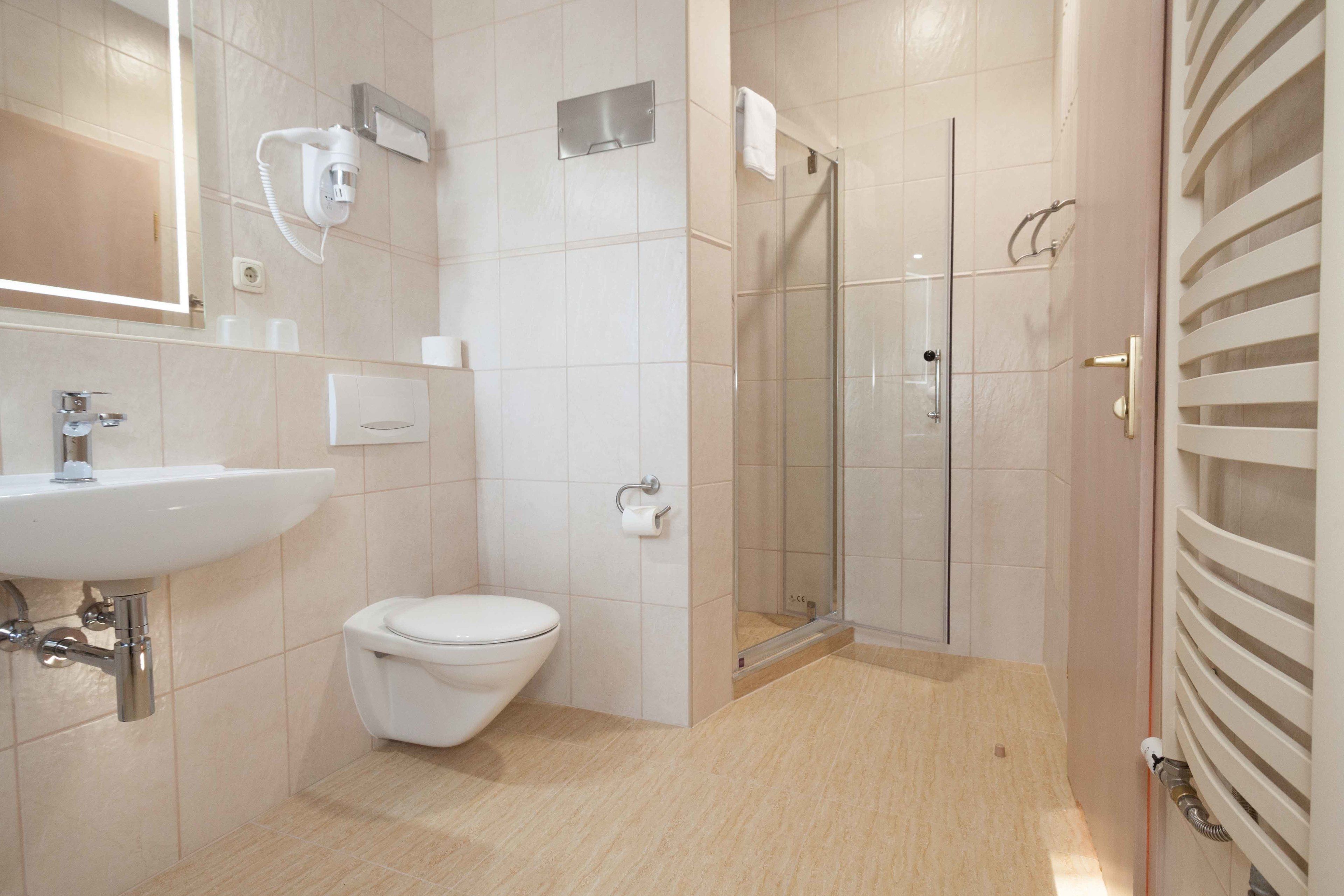 comfort double room | bathroom | shower, towels