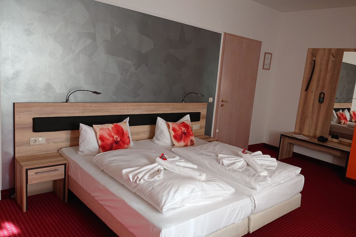 Habitación doble Confort | Escritorio, cortinas blackout, wifi gratis y ropa de cama