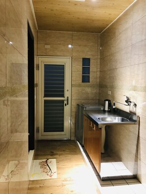 Standard Double Room | Individually furnished, desk, laptop workspace, blackout curtains - Orange House B&B Juifen (New Taipei City)