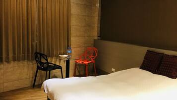 Quarto casal standard | Individualmente mobiliados, escrivaninha