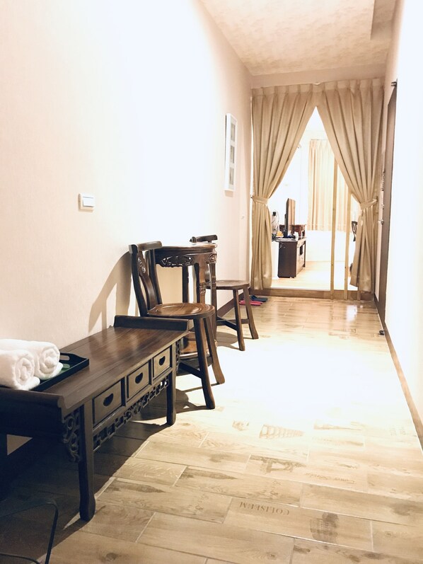 Habitación estándar doble | Mobiliario individual, escritorio, espacio para trabajar con un portátil