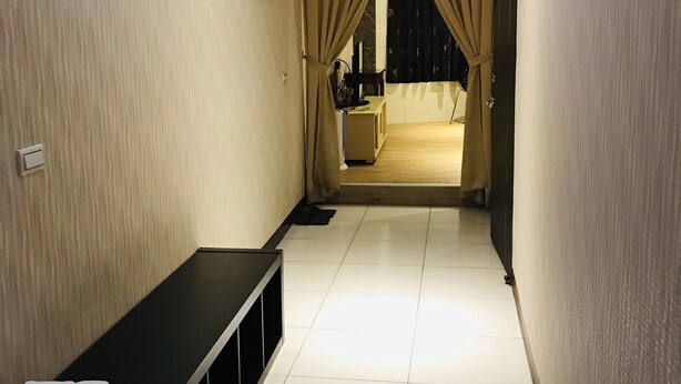 A hallway with a bench, a small table with towels, and a door leading to a room with a bed and a window. - Orange House B&B Juifen (New Taipei City)