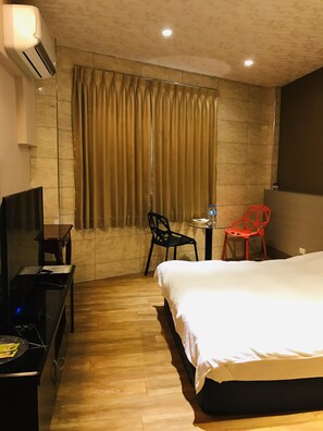 Habitación estándar doble | Mobiliario individual, escritorio, espacio para trabajar con un portátil