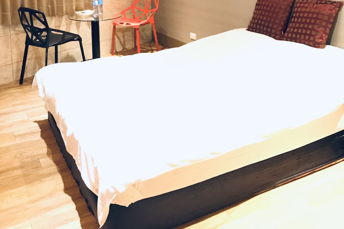 Quarto casal standard | Individualmente mobiliados, escrivaninha