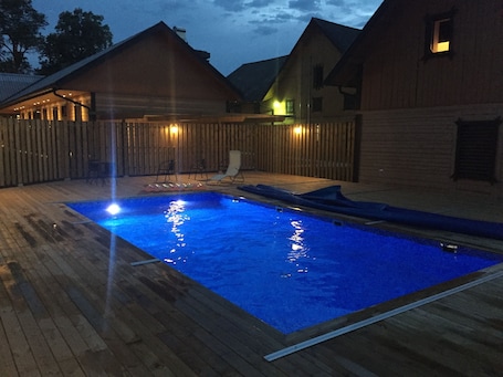 2 outdoor pools