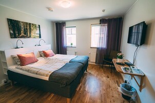 Classic Double or Twin Room, 2 Twin Beds, Ensuite | Desk, blackout drapes, soundproofing, cribs/infant beds