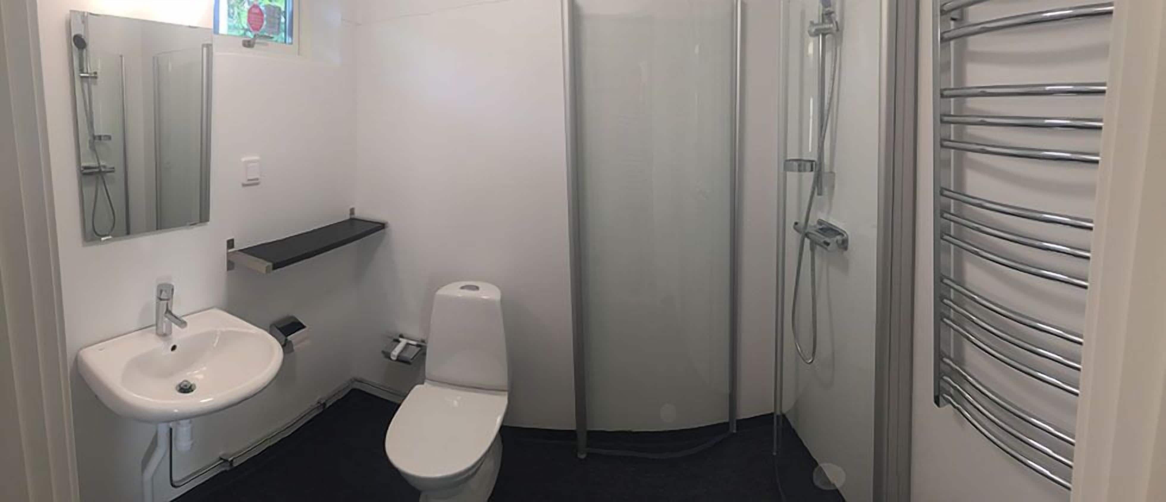 classic double or twin room, 2 single beds, accessible, ensuite | bathroom | shower, hair dryer, towels