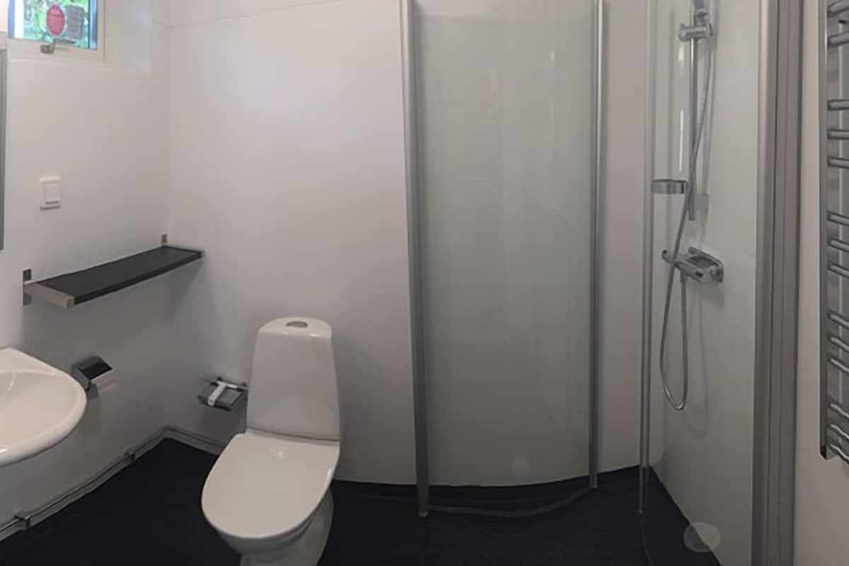 classic double or twin room, 2 single beds, accessible, ensuite | bathroom | shower, hair dryer, towels