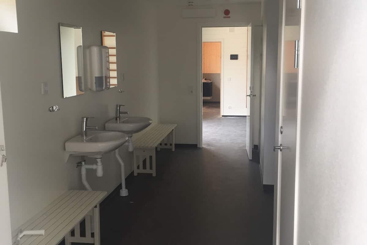 economy twin room, 2 single beds, shared bathroom | bathroom sink