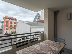 Outdoor dining - "Charming 2BR Apartment in Arcachon Centre with Parking, Balcony & Modern Amenities" (Arcachon)