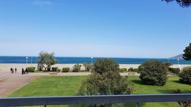 Un parco costiero con vista sul mare, panchine e sentieri pedonali.
