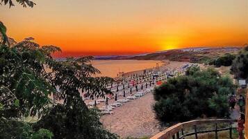 Plage privée, chaises longues, parasols, plongée sous-marine
