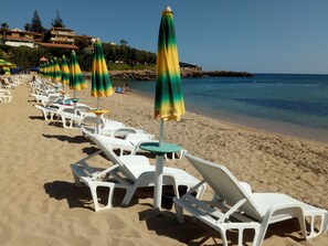 شاطئ خاص، كراسي للتشمس، مظلات الشاطئ، الغوص باستخدام المعدات