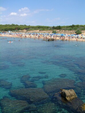 Praia particular, espreguiçadeiras, guarda-sóis 