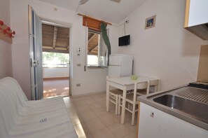 Basic Apartment (3 people) | In-room dining