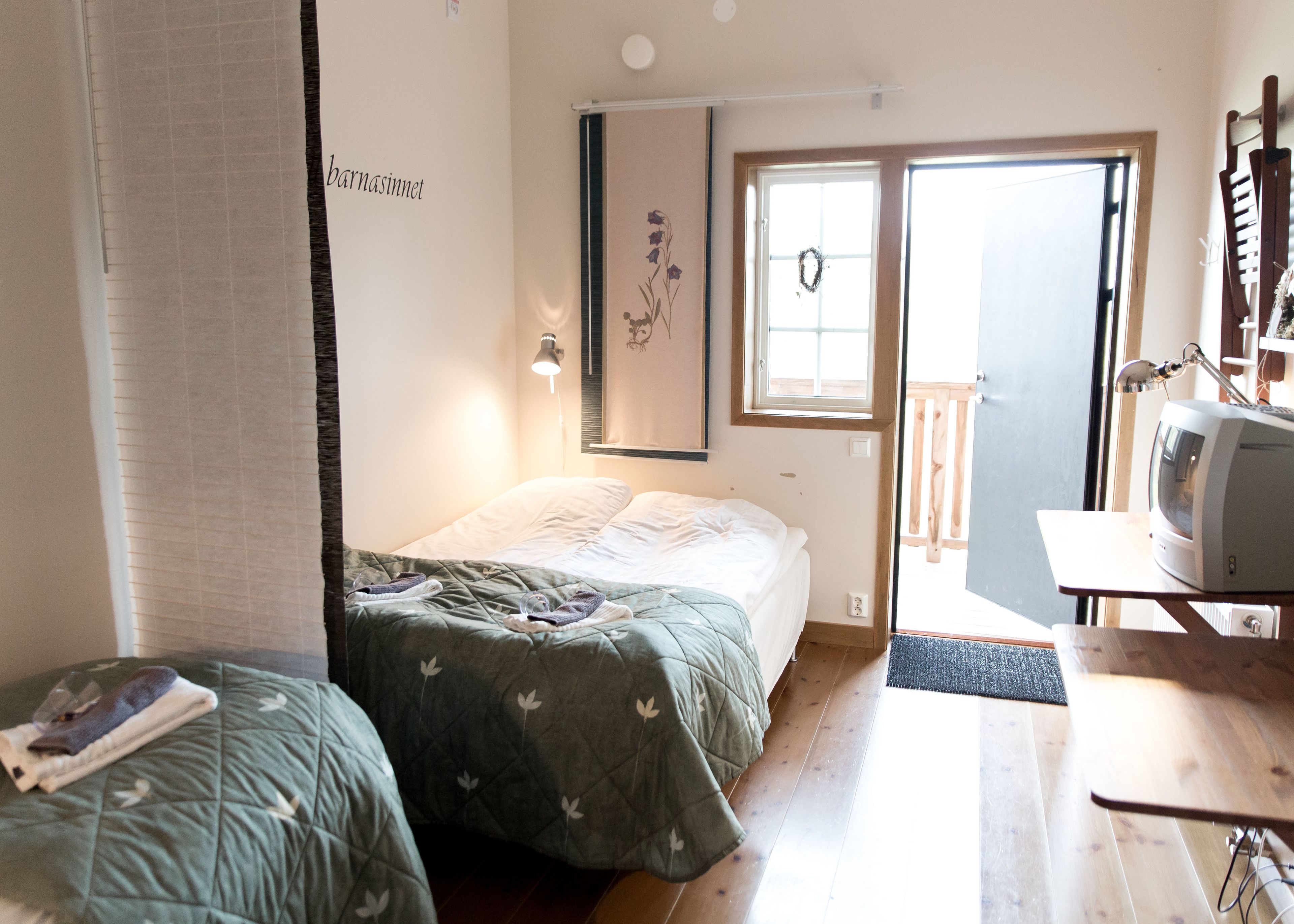 blackout curtains, wifi, bed sheets