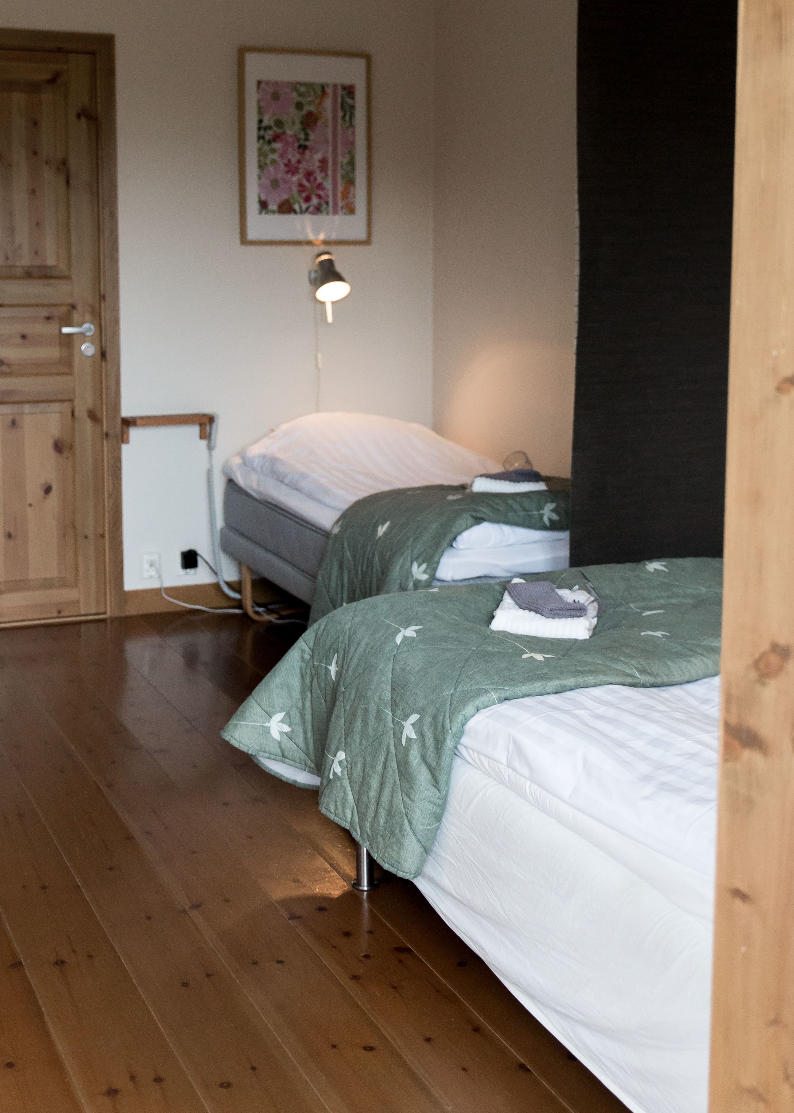 blackout curtains, wifi, bed sheets