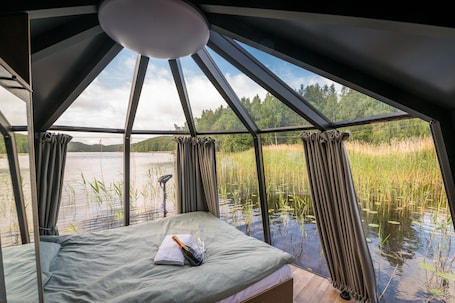 Cortinas blackout, wifi y ropa de cama . Sju Sjöar Konferens