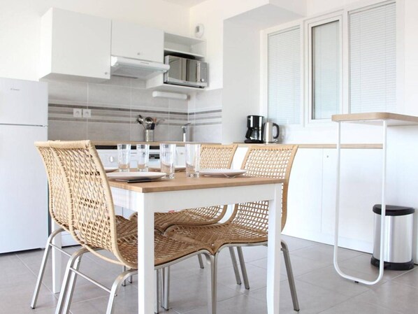 Kjøleskap, mikrobølgeovn, oppvaskmaskin og kaffetrakter/tekoker