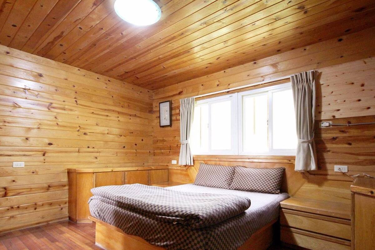 Desk, blackout curtains, free WiFi, bed sheets