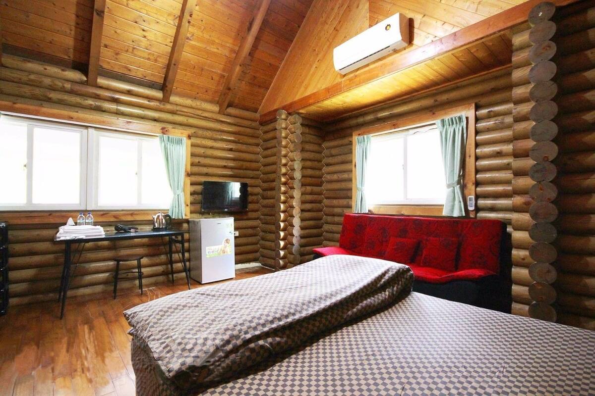 Desk, blackout curtains, free WiFi, bed sheets