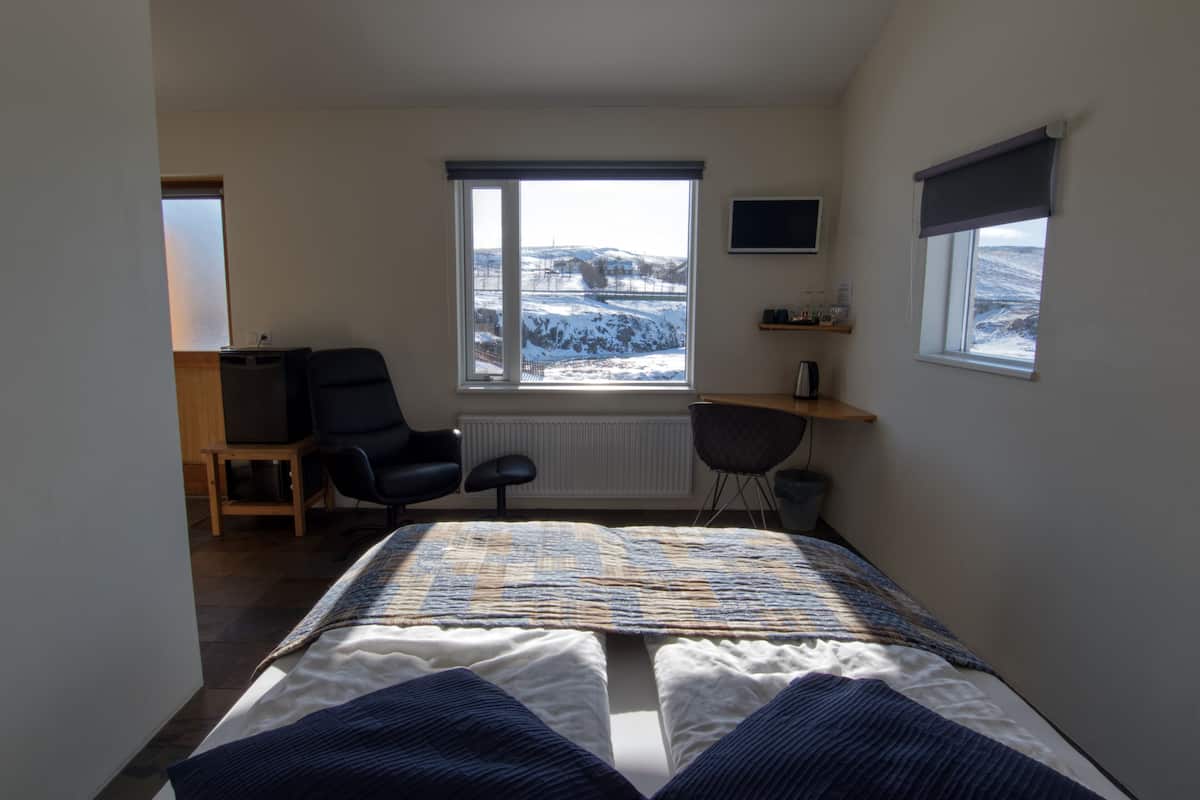 premium bedding, desk, soundproofing, free wifi