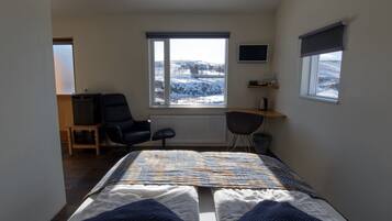 Premium bedding, desk, soundproofing, free WiFi