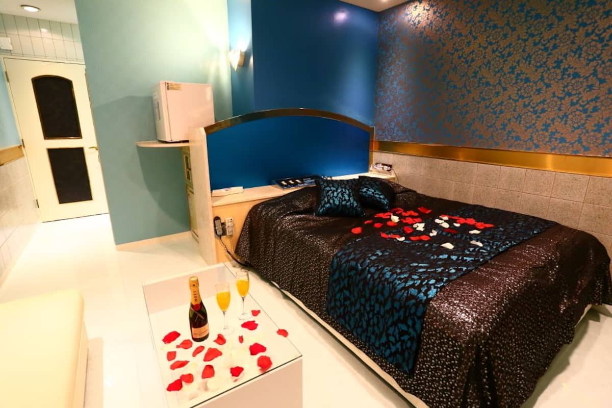 Minibar, soundproofing, free WiFi, bed sheets