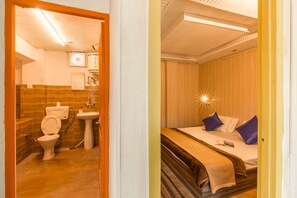 Private Double Non-AC Room with Ensuite Bathroom | Bad | Dusj og håndklær