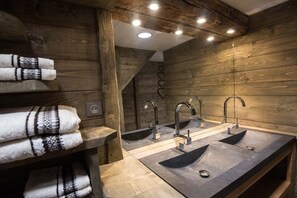 Douche, sèche-cheveux