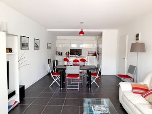 TV - Contemporary T3 Apartment, Near Beach & Center, Secure Parking, Wi-Fi (Arcachon)