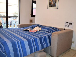 1 bedroom - Charming 2-Room Apartment, A/C, Steps from the Beach, Sleeps 4, Parking, Terrace (Le Lavandou)