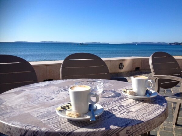 Outdoor dining - Charming 2-Room Apartment, A/C, Steps from the Beach, Sleeps 4, Parking, Terrace (Le Lavandou)
