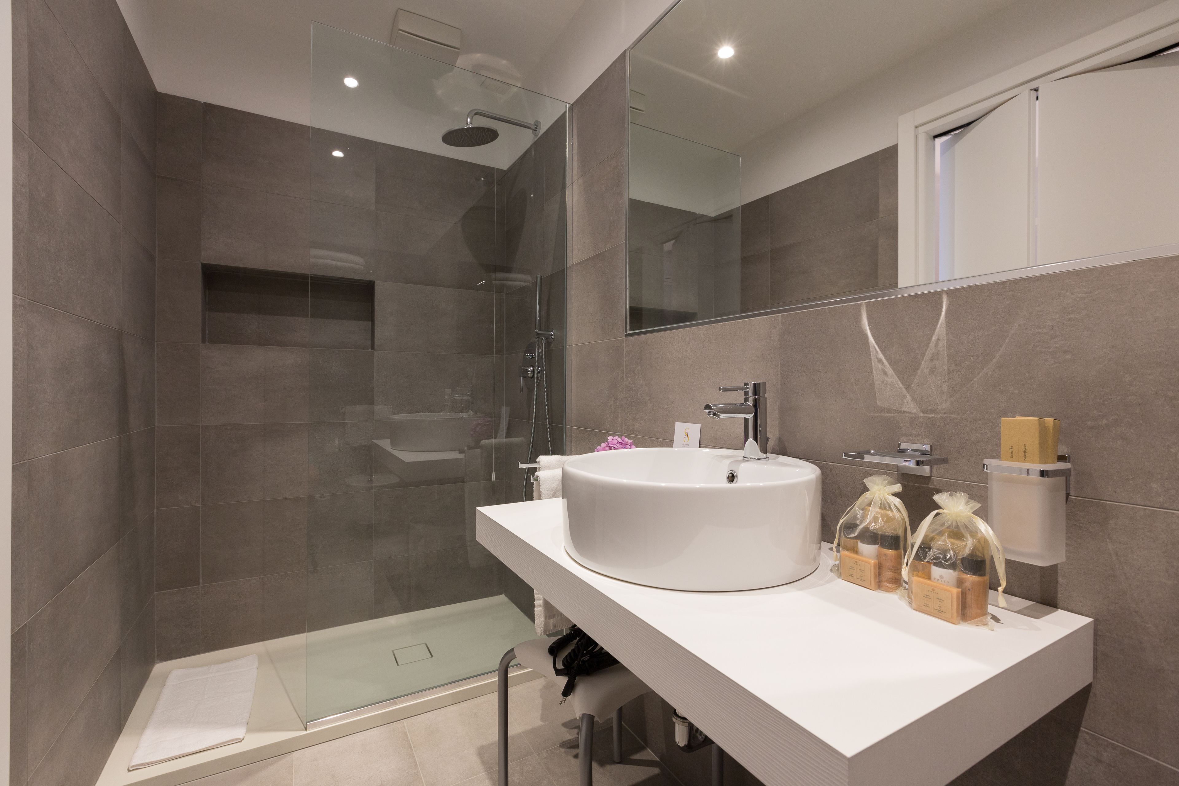 standard double room | bathroom | shower, rainfall showerhead, free toiletries, hair dryer