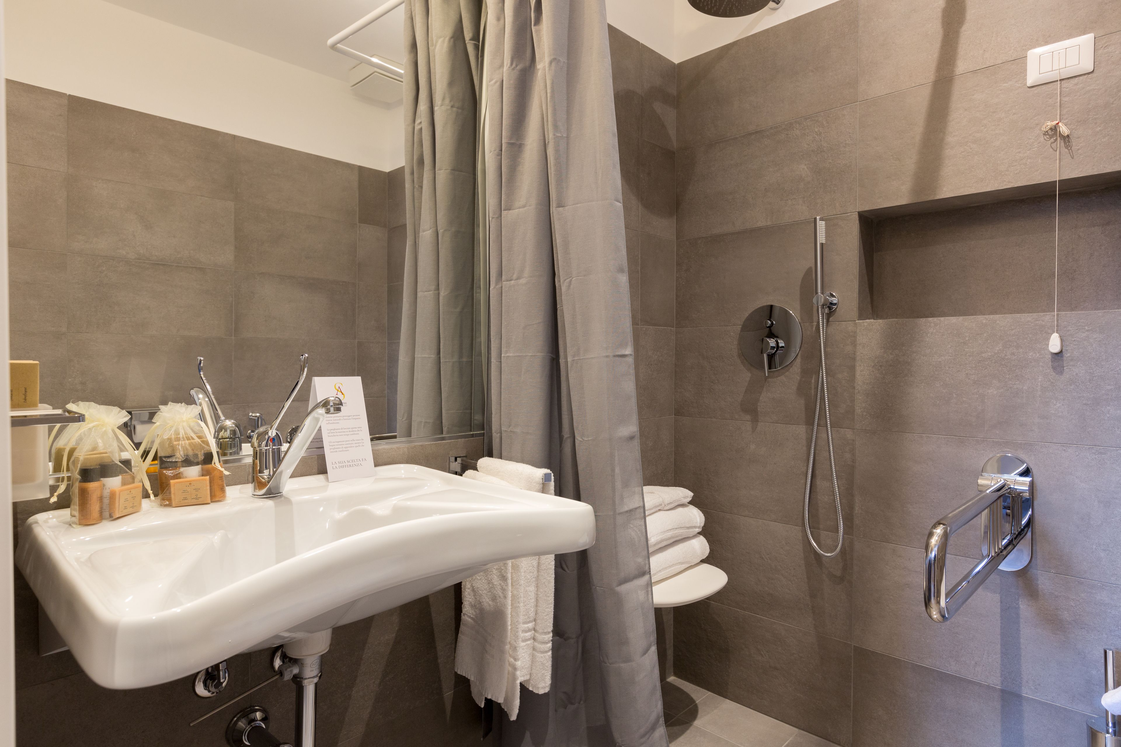 standard double room | bathroom | shower, rainfall showerhead, free toiletries, hair dryer