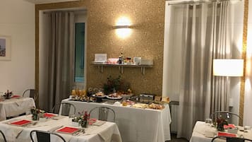 Tägliches inbegriffenes Frühstücksbuffet