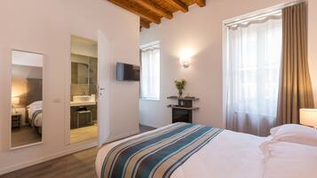 Doppia Standard | Biancheria da letto di alta qualità, copriletto in piuma, minibar