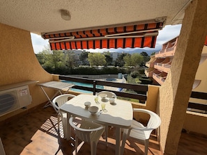 Outdoor dining - Spacious 2-BR Apartment, Pool View, 300m from Beach, A/C, Parking, Balcony, Elevator Access (Argelès-sur-Mer)