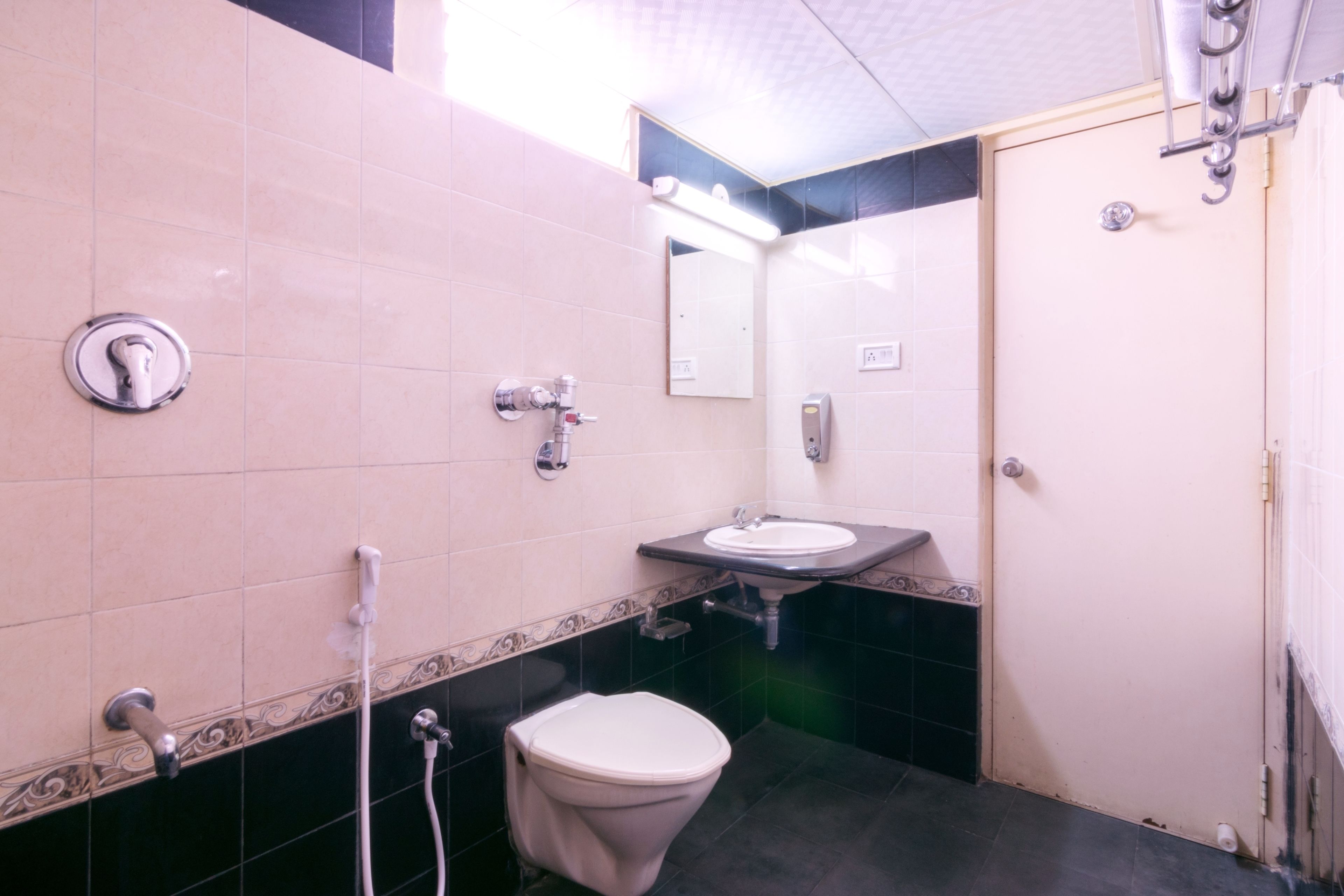 deluxe double room, 1 bedroom, non smoking, city view | bathroom | shower, free toiletries, towels
