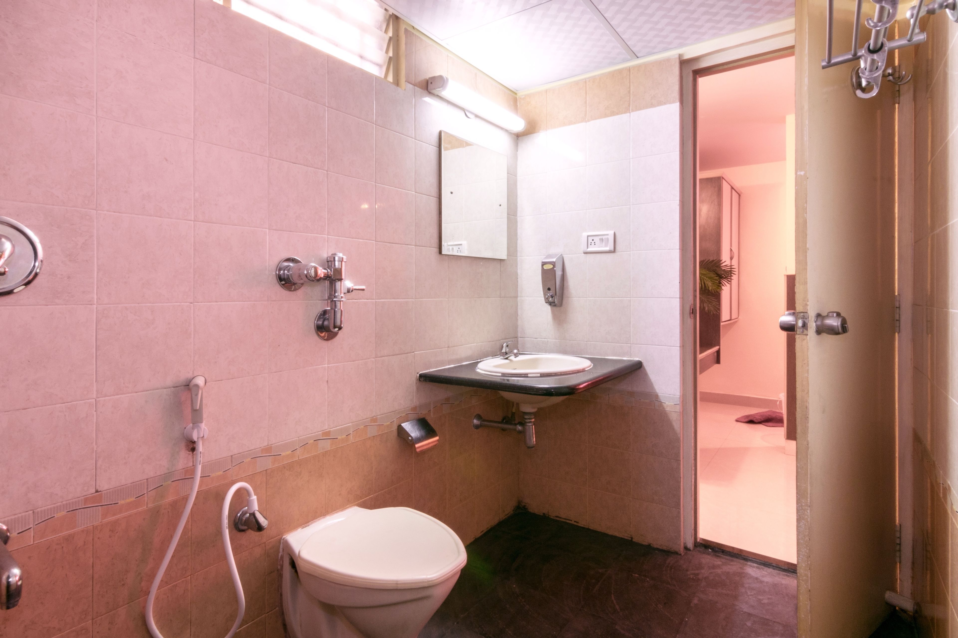 superior suite, 1 bedroom, non smoking, city view | bathroom | shower, free toiletries, towels