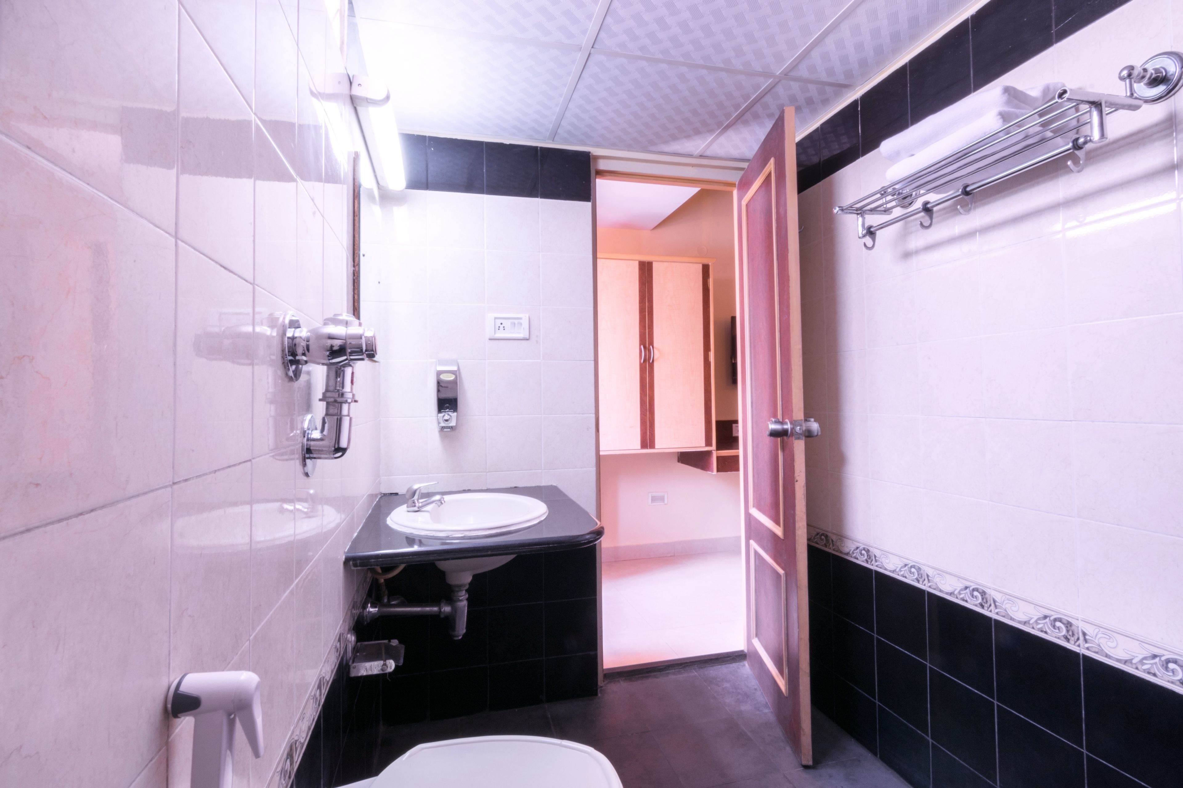 deluxe double room, 1 bedroom, non smoking, city view | bathroom | shower, free toiletries, towels