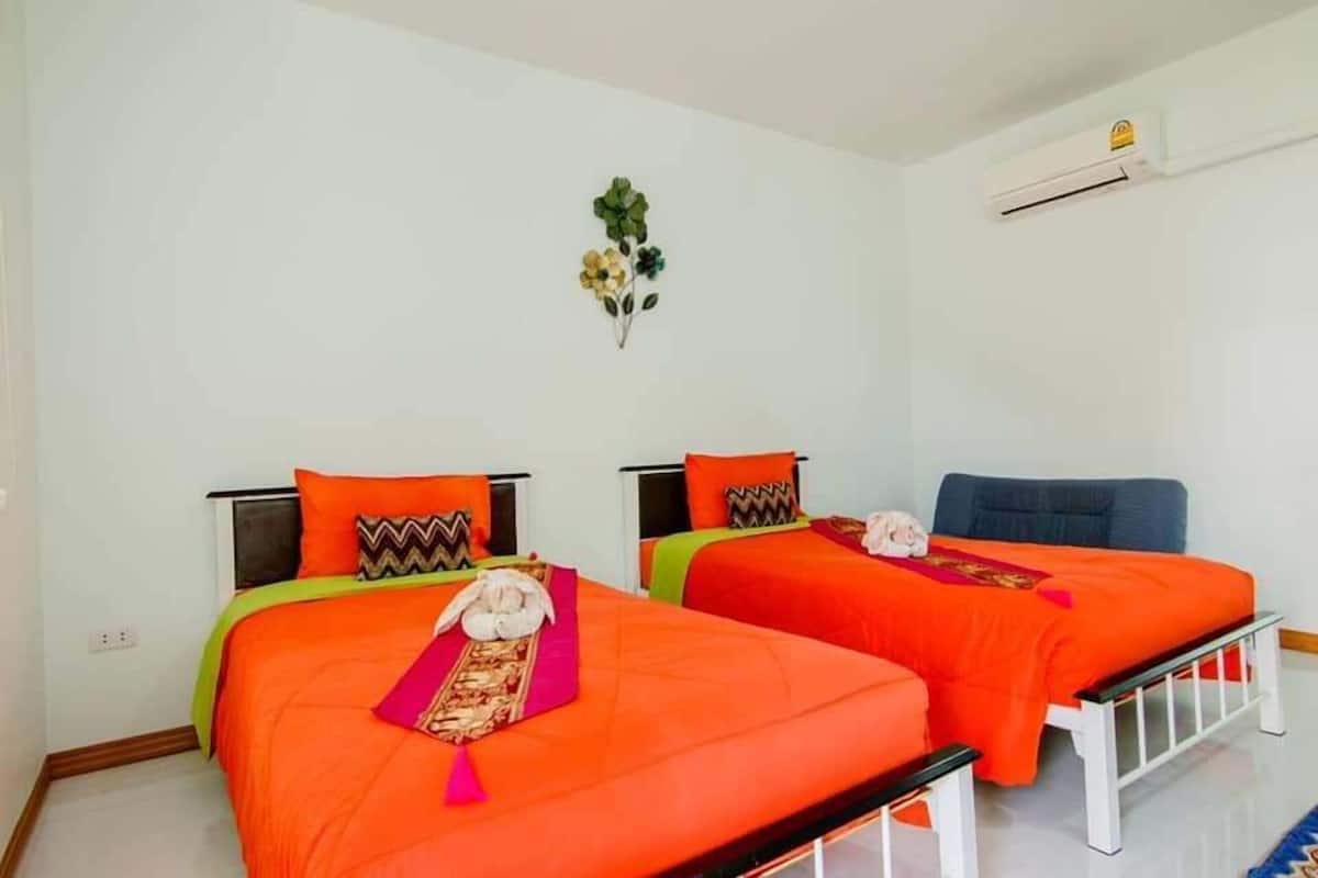 Twin Room | Blackout drapes, free WiFi, bed sheets