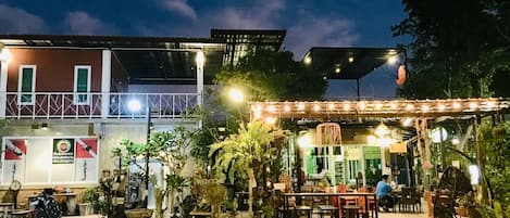 Breakfast, lunch, dinner served; Thai cuisine