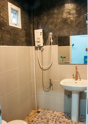 Douche, articles de toilette (gratuits), pantoufles, serviettes fournies